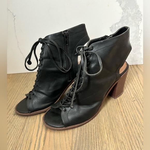 Forever 21 Black Faux leather Cutout Ankle Boots size 8 - Picture 13 of 14